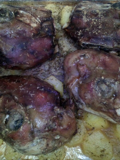 Una foto de Cabezas de cordero con patatas