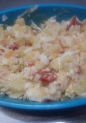 Una foto de Ensalada de papas y huevos duros cremosas