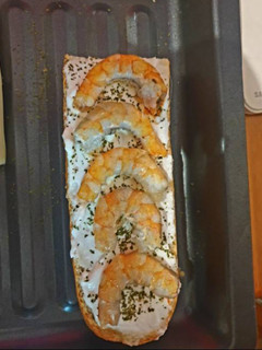 Una foto de Tosta de alioli y gambas