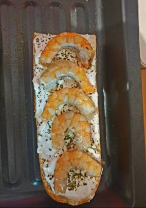 Una foto de Tosta de alioli y gambas