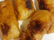 Una foto de rollitos de primavera de pollo