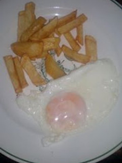 Una foto de Patatas fritas con huevo frito