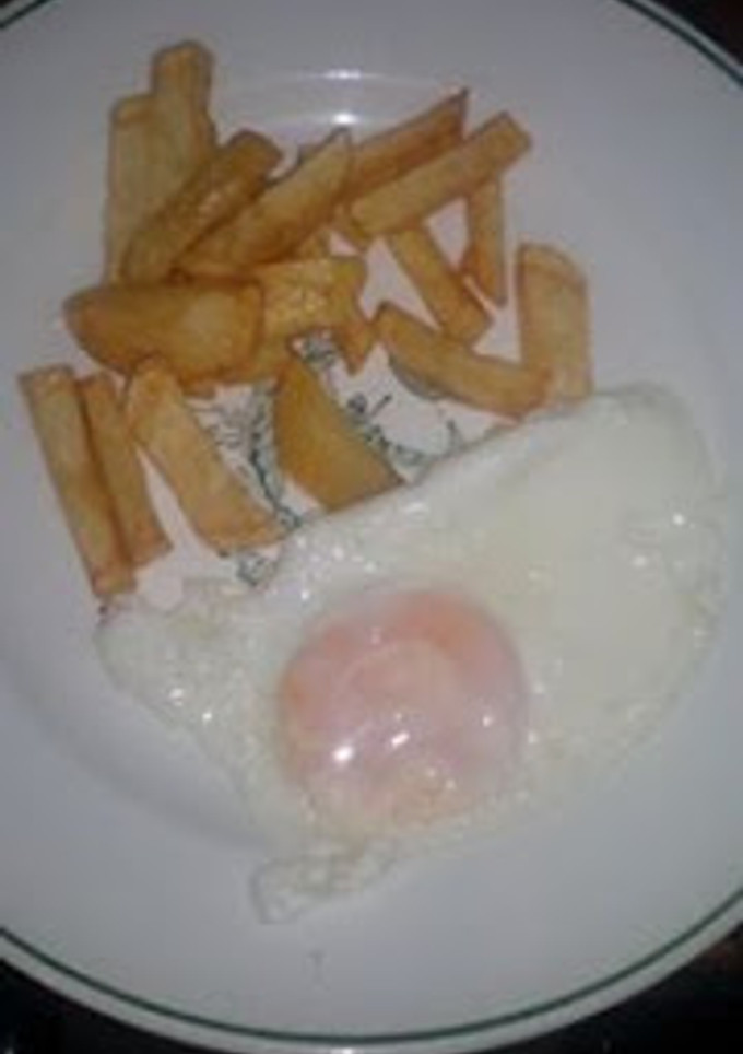 Una foto de Patatas fritas con huevo frito