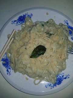 Una foto de Fideos caseros fáciles y deliciosos con crema y albahaca