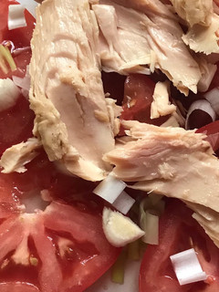 Una foto de Carpaccio de tomate con bonito del norte de Burela