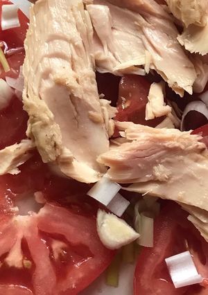 Una foto de Carpaccio de tomate con bonito del norte de Burela