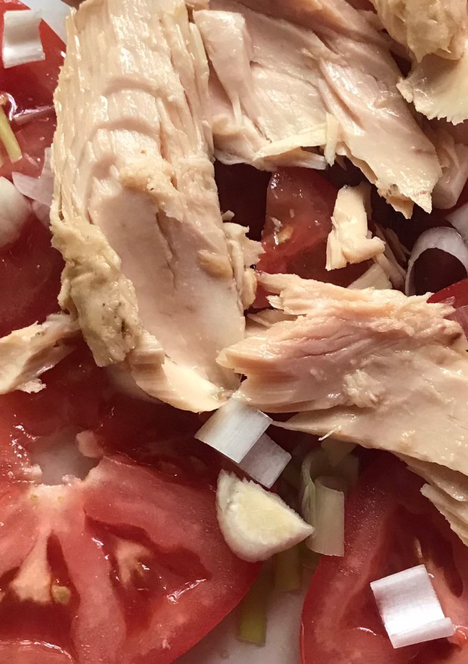 Una foto de Carpaccio de tomate con bonito del norte de Burela