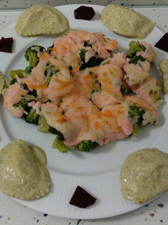 Una foto de Pasta mezzelune con crema de espárragos y brócolis con bechamel de remolacha