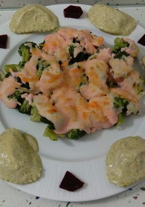 Foto principal de Pasta mezzelune con crema de espárragos y brócolis con bechamel de remolacha