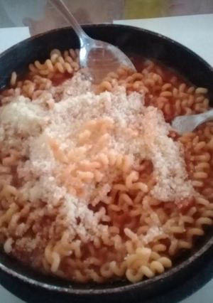 Una foto de Fuchilli con salsa