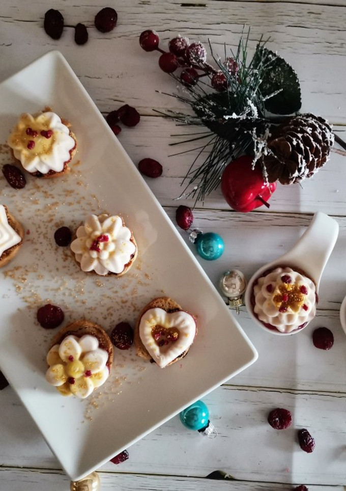 Una foto de Bombones de mousse de foie con gelatina de frutos rojos y arándanos