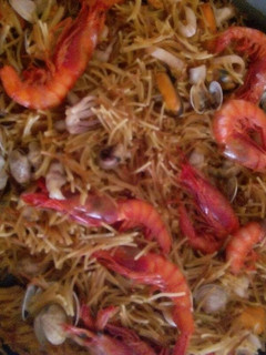 Una foto de Fideuá marinera