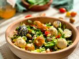 Зелений салат з пророщеним машем і сирними кульками