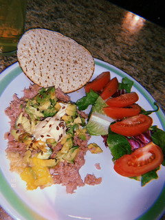 Una foto de Atún con ensalada