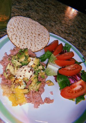 Una foto de Atún con ensalada
