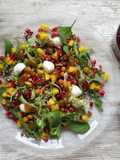Ensalada de garbanzos crujientes, mango, granada y mozzarella