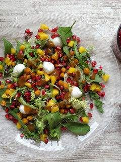Una foto de Ensalada de garbanzos crujientes, mango, granada y mozzarella
