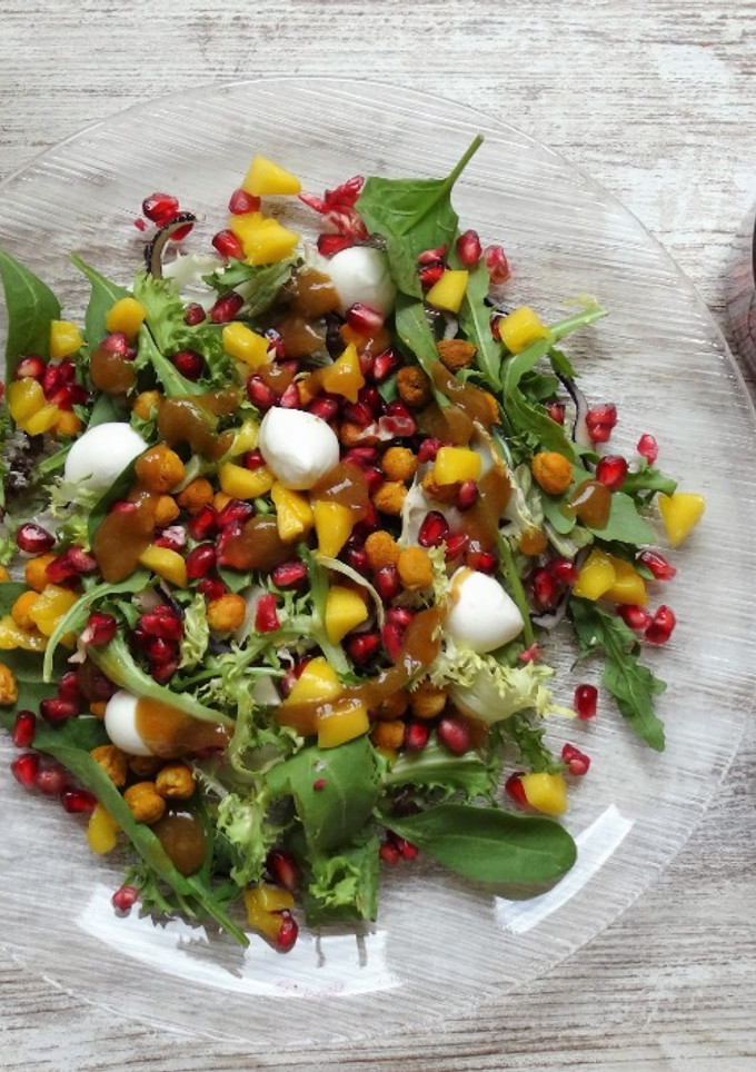 Una foto de Ensalada de garbanzos crujientes, mango, granada y mozzarella