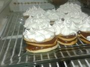Una foto de alfajor rogel