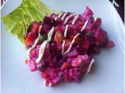 Una foto de ensalada rusa con betabel