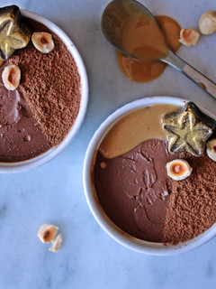 Una foto de Mousse vegana de chocolate y avellanas