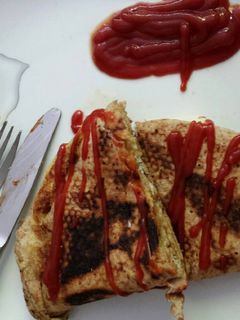 صورة لوصفة بيض مع الخبزة والجبن بطريقة سهلة ورووعة ☺😋😋😋😋😋