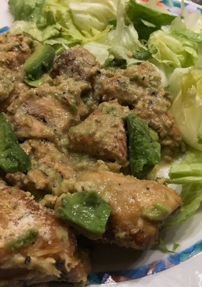 Una foto de Pollo con salsa de palta gratinado al horno! Una delicia!