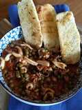 Calamari in umido con piselli e bruschette di pane