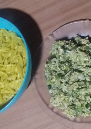 Una foto de Revuelto de zapallitos y chaucha con huevo y fideos amarillos
