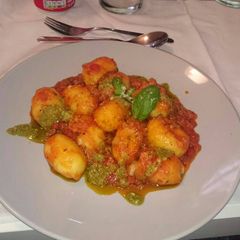 A picture of Gnocchi tomato and pesto.
