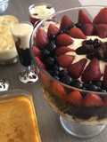 Trifle de frutilla y arándanos
