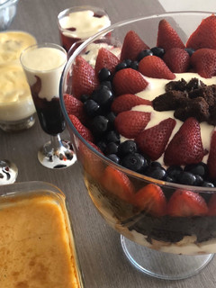 Una foto de Trifle de frutilla y arándanos