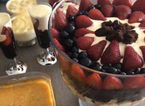 Una foto de Trifle de frutilla y arándanos