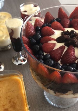Una foto de Trifle de frutilla y arándanos