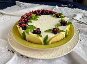 Foto di Cheesecake al basilico, limone e miele con yogurt, pinoli e morette di rovo