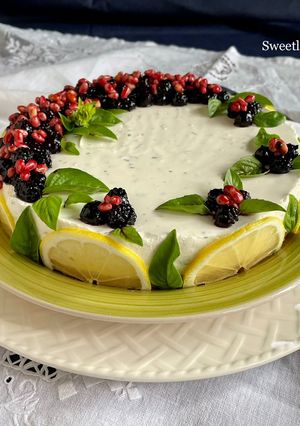 Foto di Cheesecake al basilico, limone e miele con yogurt, pinoli e morette di rovo