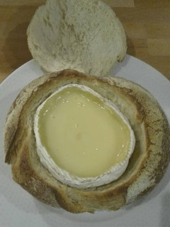 Una foto de Pan relleno de brie