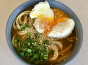 Una foto de ramen puerro