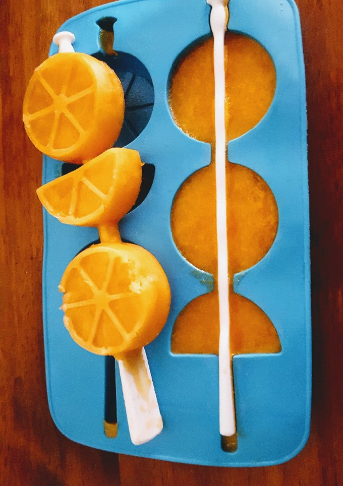 Una foto de Helados de mandarina al agua