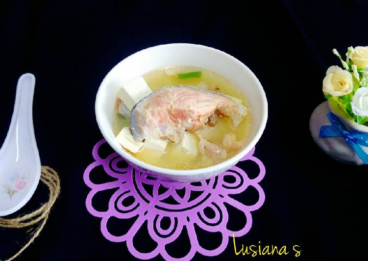 Cara Gampang Membuat Sup Miso Kepala Ikan Salmon Anti Gagal