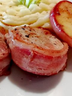 Sertésszűz grillezett almával recept fotója