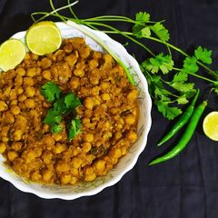 A picture of Chhole bhature.