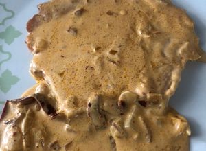 Una foto de Chuletas ahumadas en crema de chile guajillo