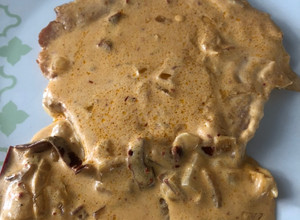 Una foto de Chuletas ahumadas en crema de chile guajillo