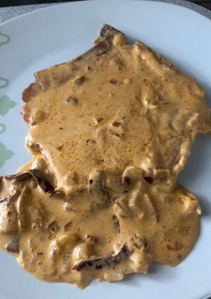 Una foto de Chuletas ahumadas en crema de chile guajillo