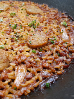 Una foto de Arroz de butifarra de huevo y ajos tiernos