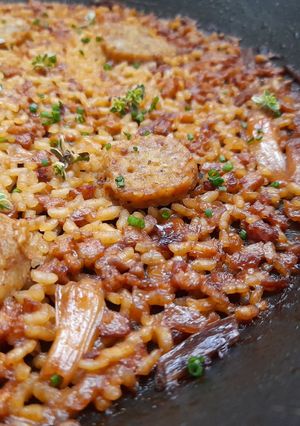 Una foto de Arroz de butifarra de huevo y ajos tiernos