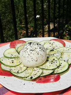 Una foto de Ensalada de calabacín, tomate y burrata