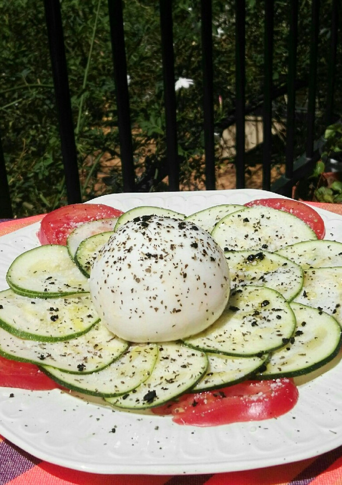 Una foto de Ensalada de calabacín, tomate y burrata