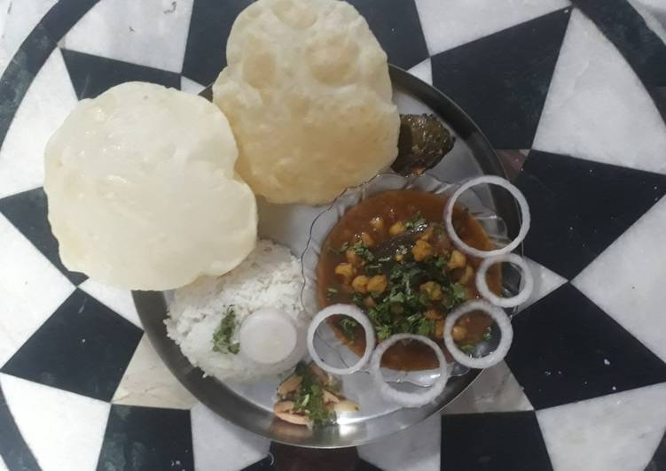 पंजाब के छोले भटूरे (Punjabi Cholle Bhature Recipe In Gujarati)